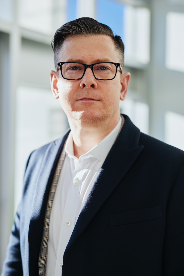 linkedin-sales-solutions-pAtA8xe_iVM-unsplash (1)